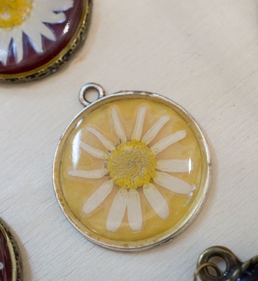 how to make resin jewelry guide