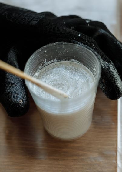 mixing mica into the resin