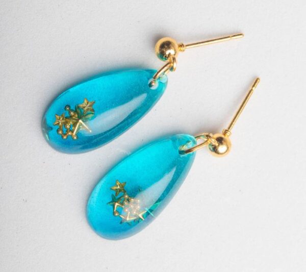 How to Make Resin Earrings: careful demolding