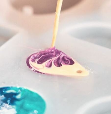 Can you use UV resin and epoxy resin together?